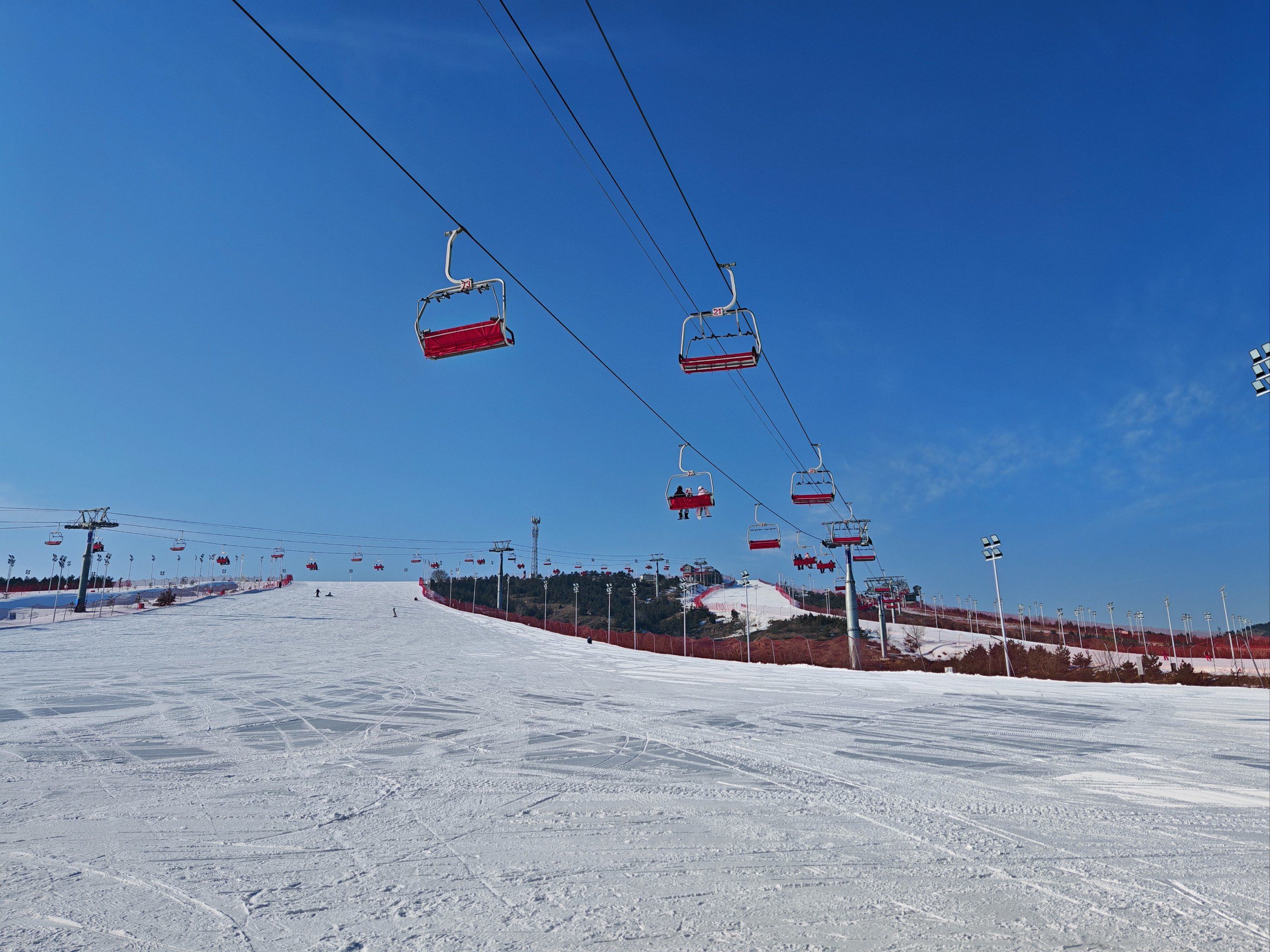 智慧冰雪新体验：小泥人助力唐山研山滑雪场数字化升级